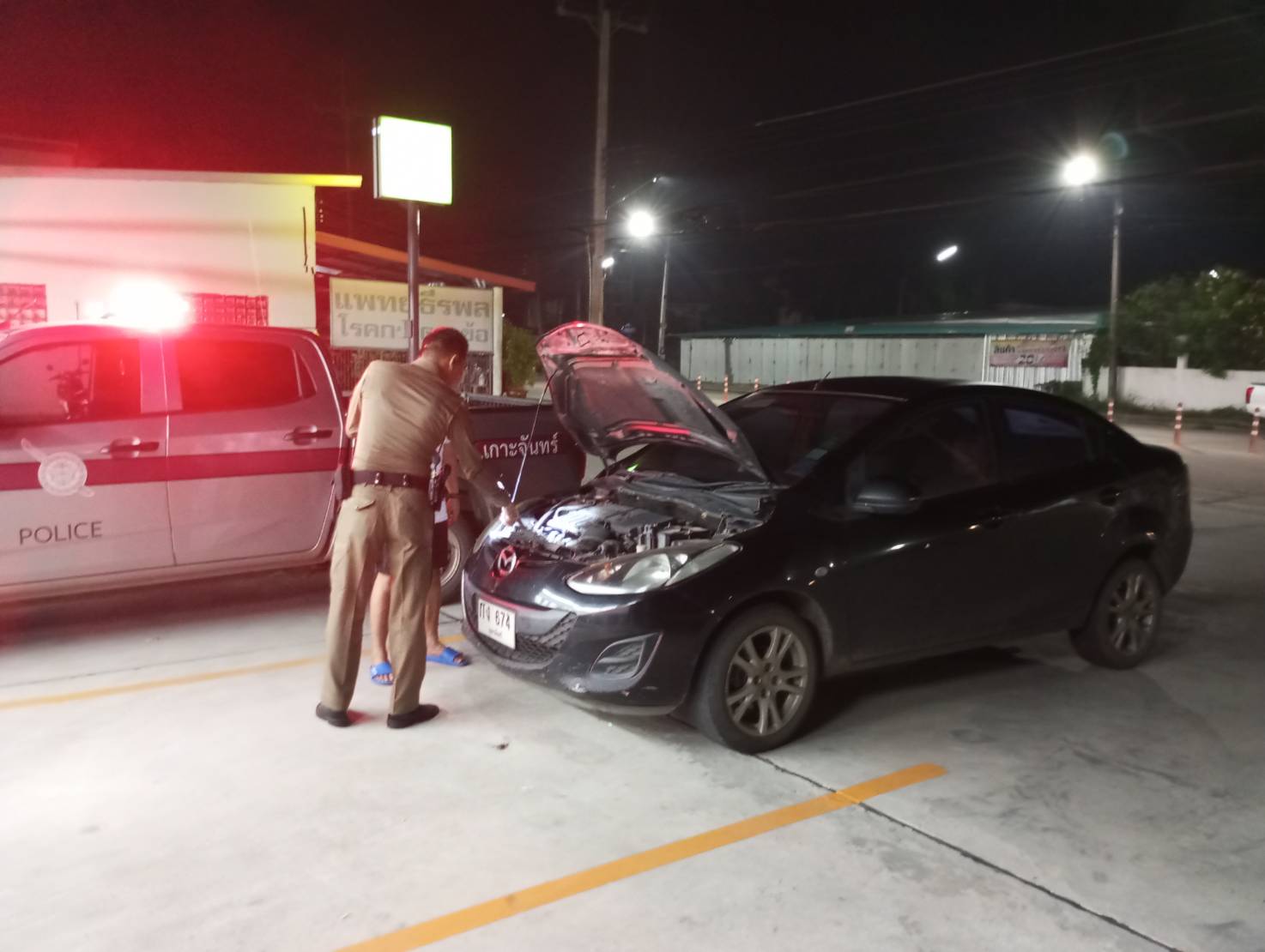 สภ.เกาะจันทร์ ช่วยเหลือประชาชนรถยนต์ แบตเตอรี่หมดสตาร์ไม่ติด