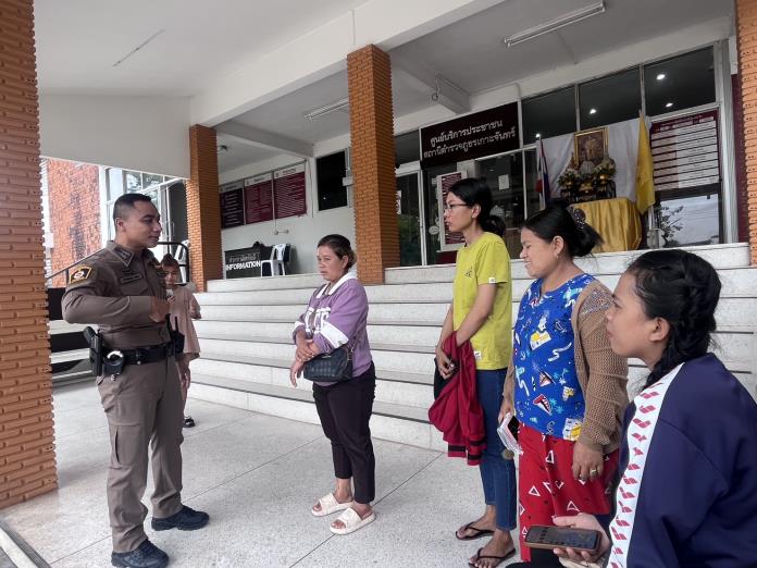 พ.ต.อ.ทัศน์พงษ์ คงทัพ ผกก.สภ.เกาะจันทร์ ประชาสัมพันธ์เกี่ยวกับการประเมินคุณธรรมและความโปร่งใสในการดำเนินงานของหน่วยงานภาครัฐ (ITA) ให้แก่ประชาชนผู้มาใช้บริการ