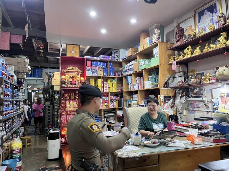 พ.ต.อ.ทัศน์พงษ์ คงทัพ ผกก.สภ.เกาะจันทร์ ขอความร่วมมือในการทำแบบวัดการรับรู้ของผู้มีส่วนได้ส่วนเสียภายนอก(EIT)